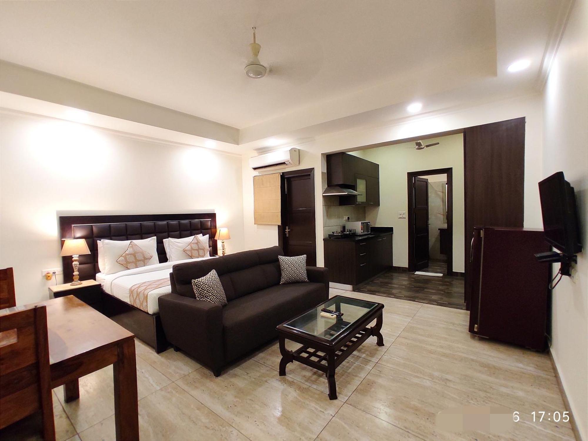 Apartment When In - Artemis Hospital 1 Min Walk, Fortis & Medanta 4 Mins Drive