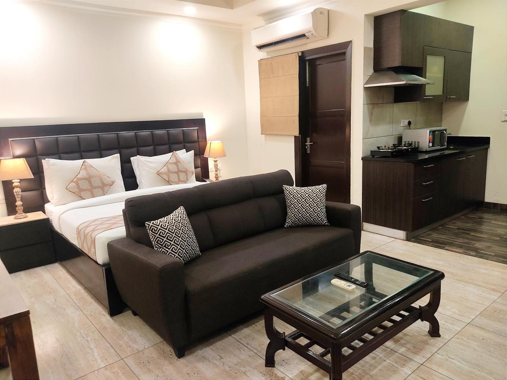 Apartment When In - Artemis Hospital 1 Min Walk, Fortis & Medanta 4 Mins Drive *