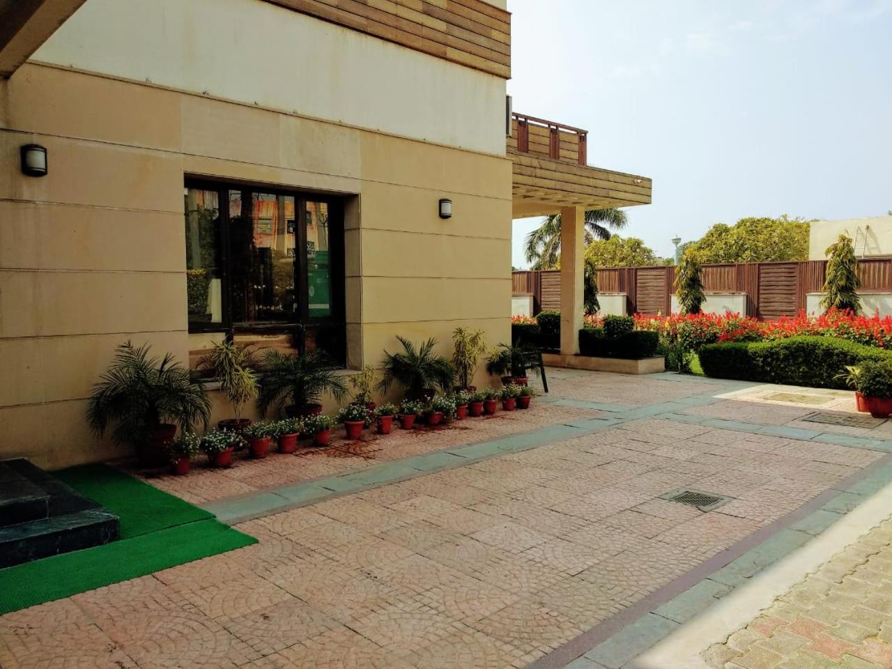 When In - Artemis Hospital 1 Min Walk, Fortis & Medanta 4 Mins Drive *