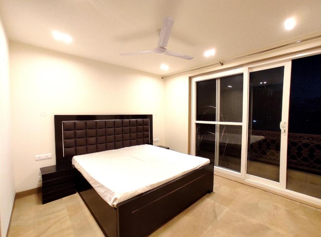 When In - Artemis Hospital 1 Min Walk, Fortis & Medanta 4 Mins Drive *