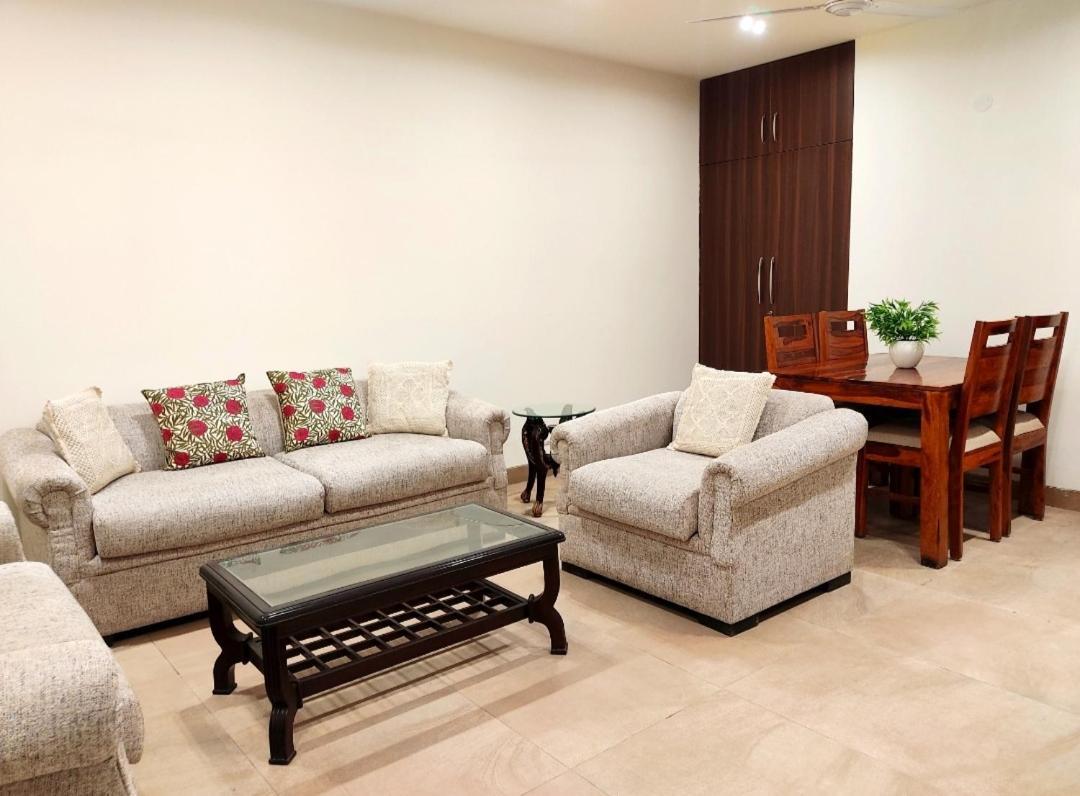 When In - Artemis Hospital 1 Min Walk, Fortis & Medanta 4 Mins Drive Apartment