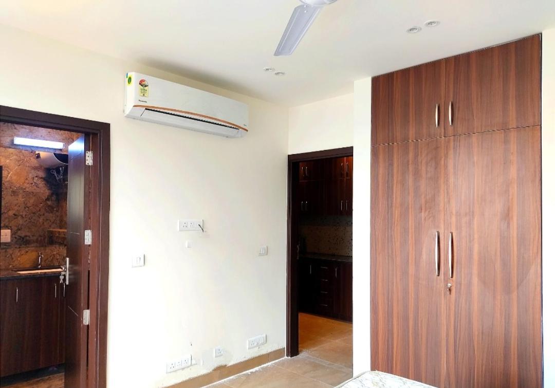 Apartment When In - Artemis Hospital 1 Min Walk, Fortis & Medanta 4 Mins Drive Gurgaon