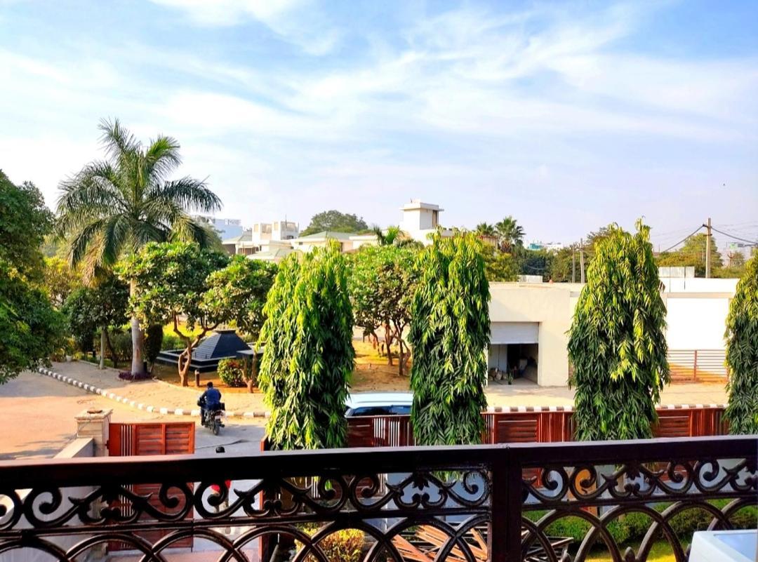 Apartment When In - Artemis Hospital 1 Min Walk, Fortis & Medanta 4 Mins Drive *