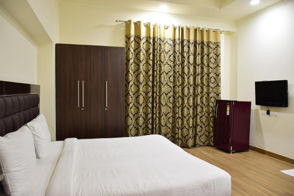 When In - Artemis Hospital 1 Min Walk, Fortis & Medanta 4 Mins Drive
