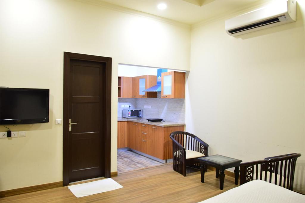 When In - Artemis Hospital 1 Min Walk, Fortis & Medanta 4 Mins Drive Apartment
