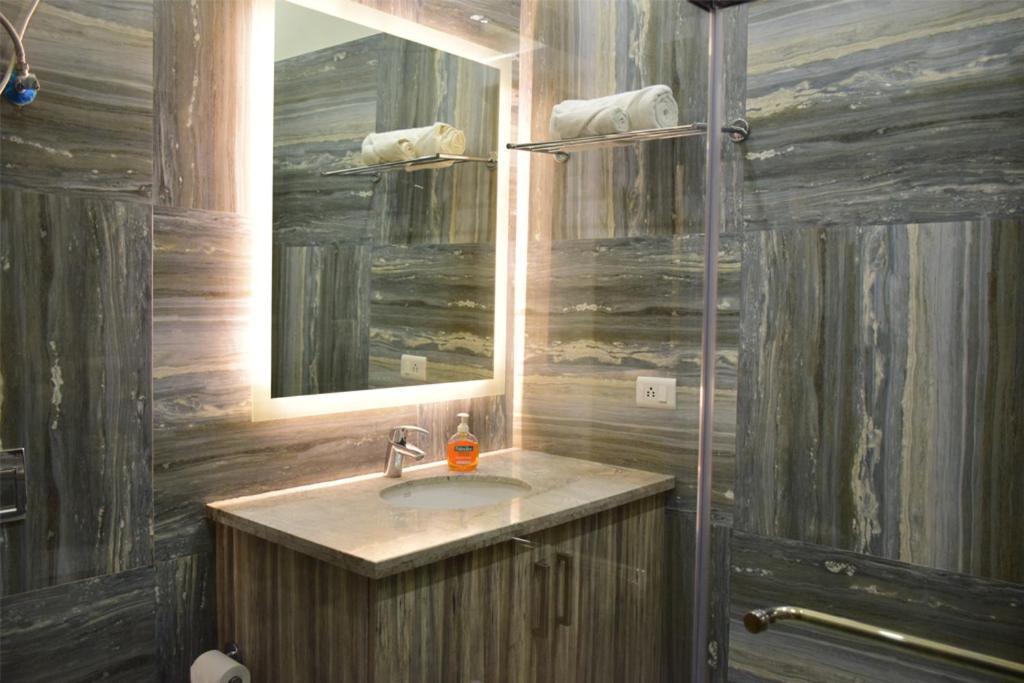 Apartment When In - Artemis Hospital 1 Min Walk, Fortis & Medanta 4 Mins Drive *