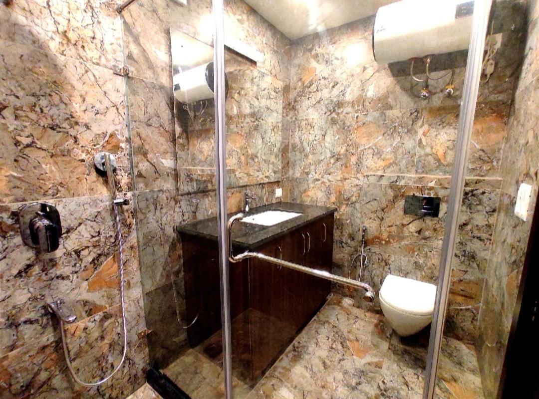 Apartment When In - Artemis Hospital 1 Min Walk, Fortis & Medanta 4 Mins Drive *