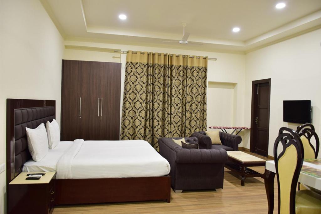 When In - Artemis Hospital 1 Min Walk, Fortis & Medanta 4 Mins Drive * Gurgaon